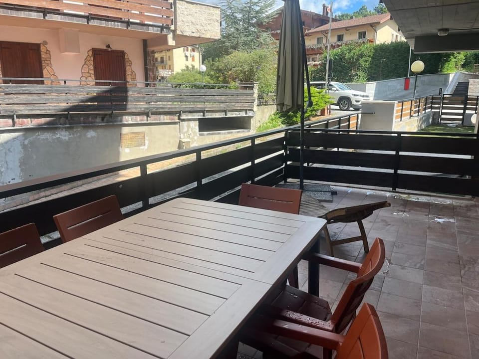 Patio, Restaurant/places to eat, Day, View (from property/room), Balcony/Terrace, Living room, Banquet/Function facilities, Seating area, Dining area