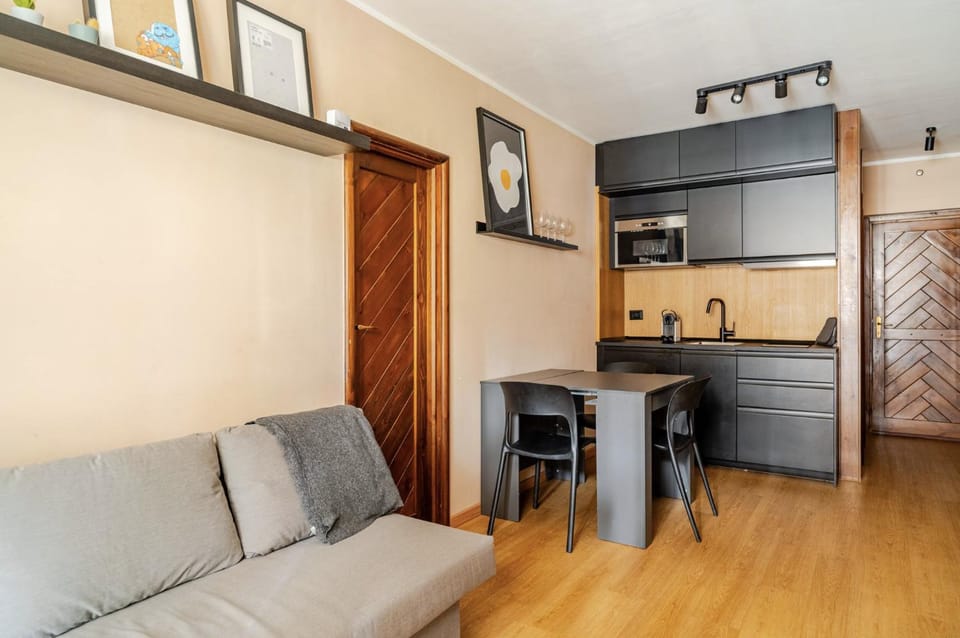 Kitchen or kitchenette, Living room, Seating area, Dining area, minibar, oven, pet friendly, stove