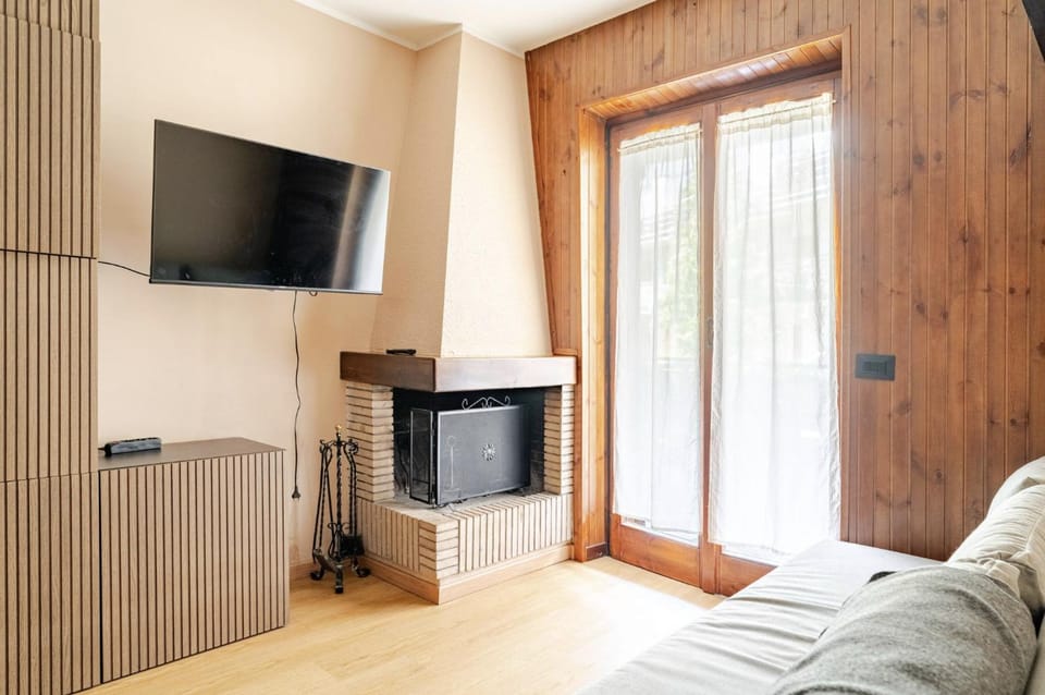 Communal lounge/ TV room, TV and multimedia, Living room, Seating area, Evening entertainment