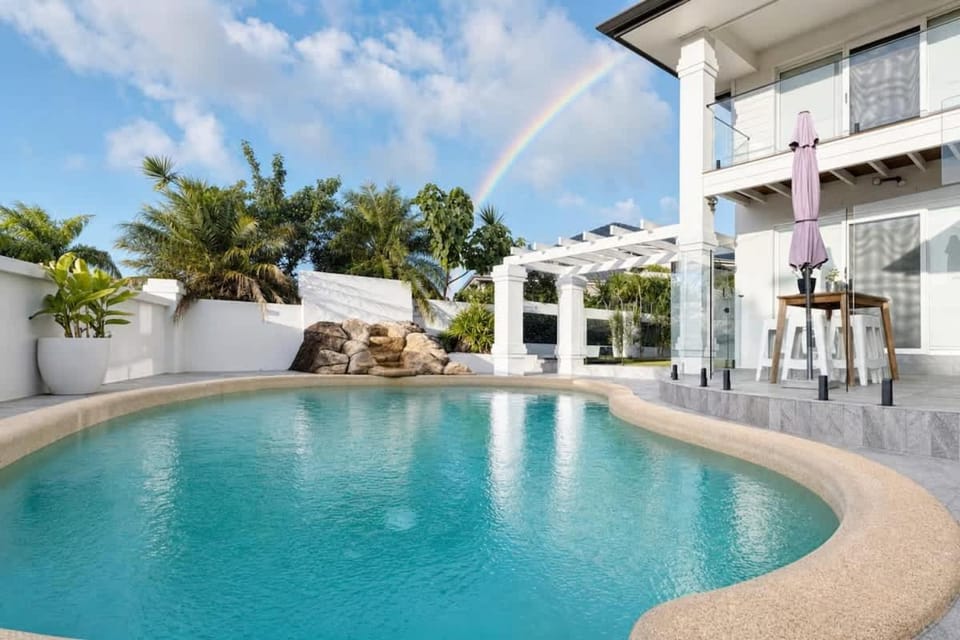 Family Villa Pool BBQ & Fire Pit House in Mermaid Waters