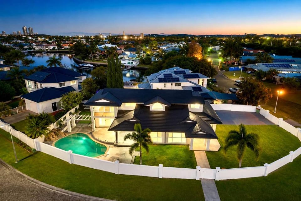 Family Villa Pool BBQ & Fire Pit House in Mermaid Waters