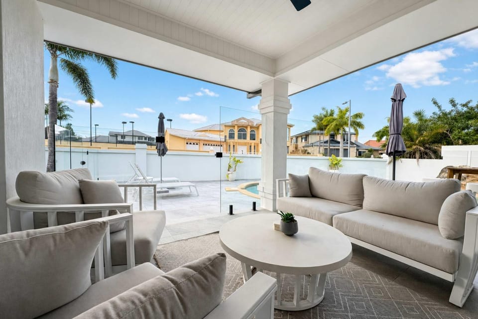 Family Villa Pool BBQ & Fire Pit House in Mermaid Waters