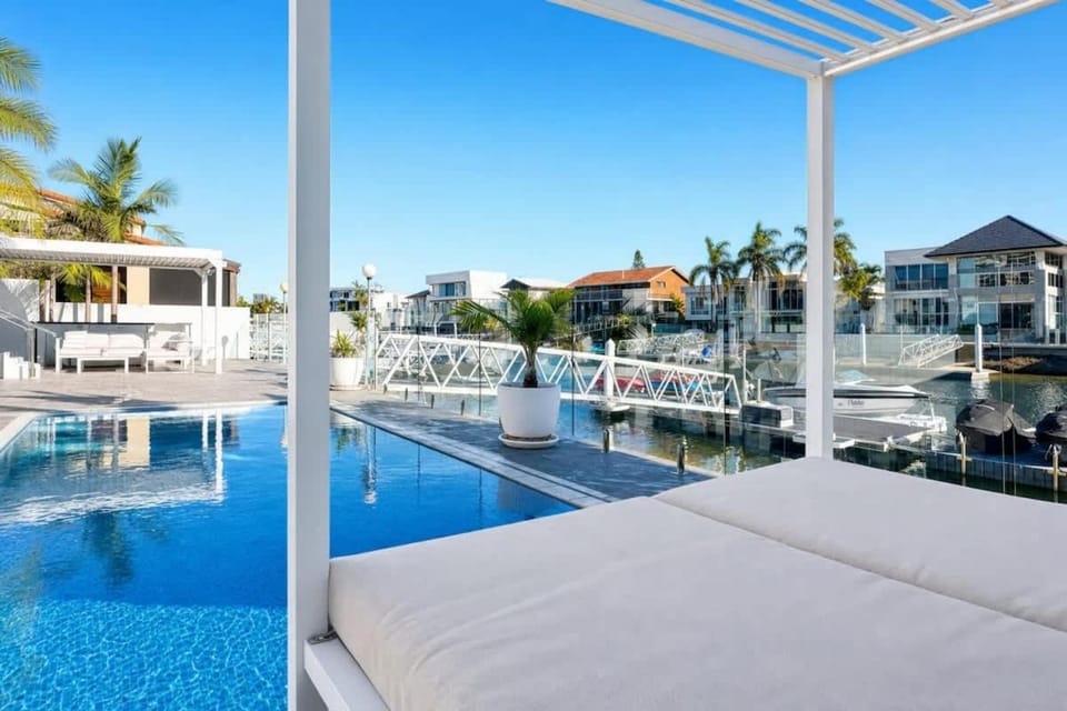 Family Waterfront Villa Cinema Pool BBQ Villa in Surfers Paradise