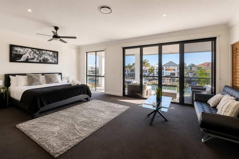 Family Waterfront Villa Cinema Pool BBQ Villa in Surfers Paradise