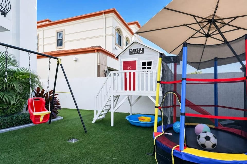 Family Waterfront Villa Cinema Pool BBQ Villa in Surfers Paradise