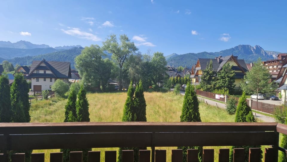 Property building, Nearby landmark, Spring, Day, Natural landscape, Garden, Garden view, Mountain view