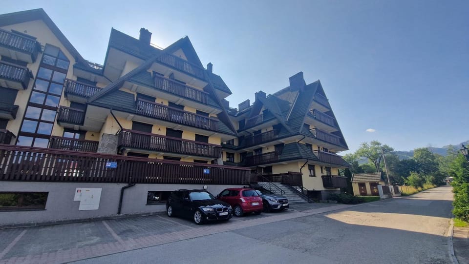 Property building, Day, Neighbourhood, Street view, Location, Parking