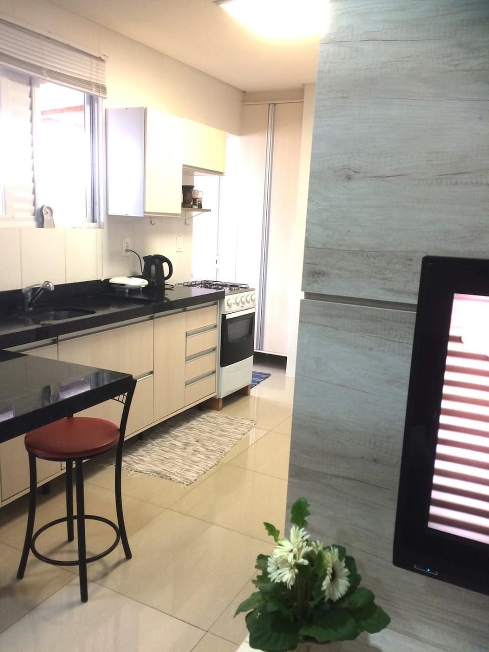 Kitchen or kitchenette, Dining area, stove