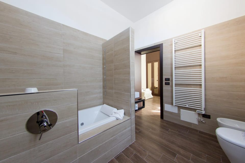 Hot Tub, Bathroom