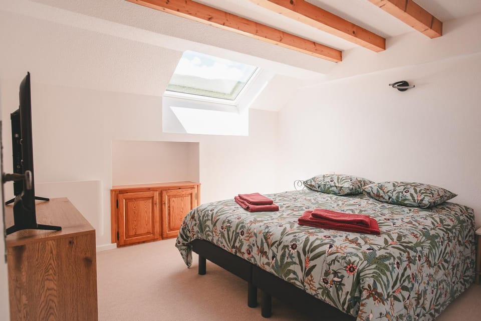 Bed, TV and multimedia, Photo of the whole room, Bedroom, towels