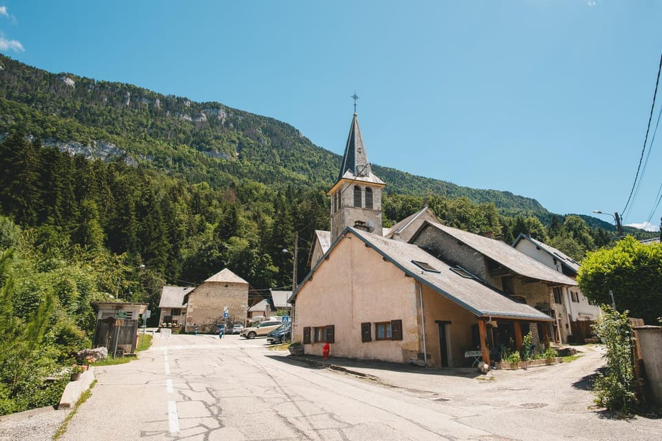Property building, Nearby landmark, Neighbourhood, Natural landscape, Mountain view, Street view, Parking
