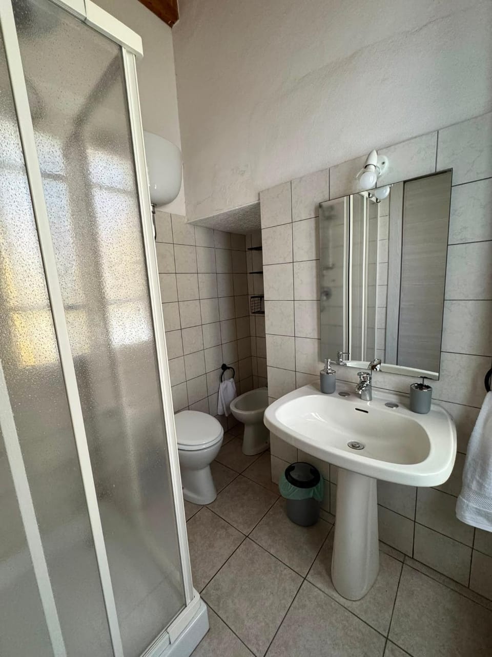 Shower, Toilet, Bathroom, bidet, towels