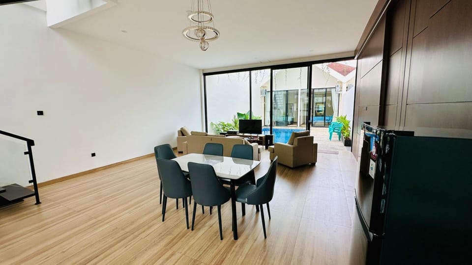 TV and multimedia, Living room, Seating area, Dining area
