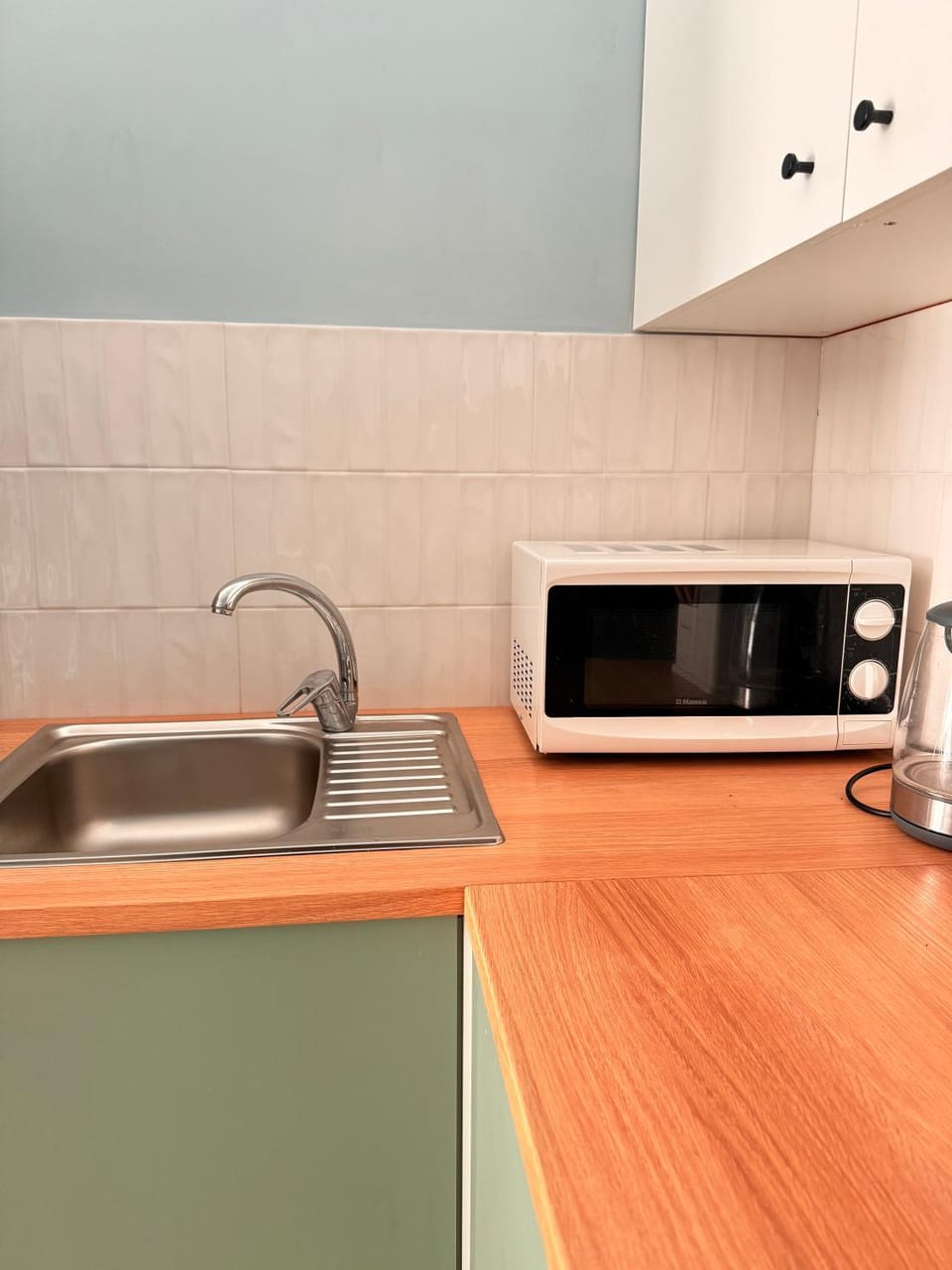 Property building, Facade/entrance, Kitchen or kitchenette, Location, stove, toaster