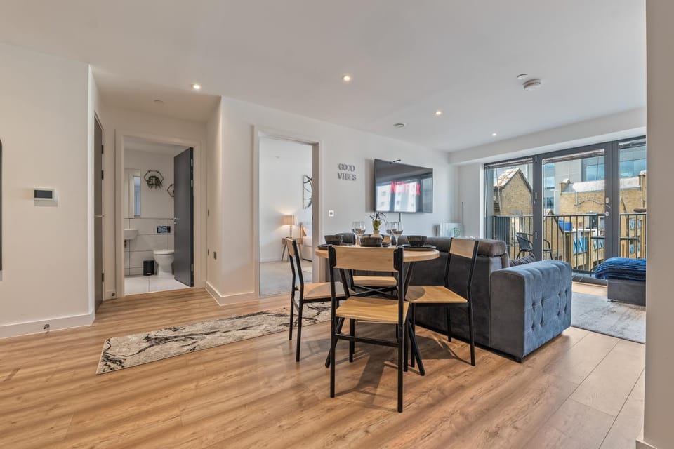 Central Slough Sleeps 6 Near Elizabeth Line, Windsor, Legoland and Heathrow Apartment in Slough