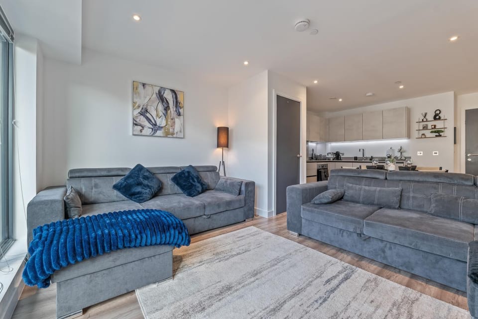 Central Slough Sleeps 6 Near Elizabeth Line, Windsor, Legoland and Heathrow Apartment in Slough