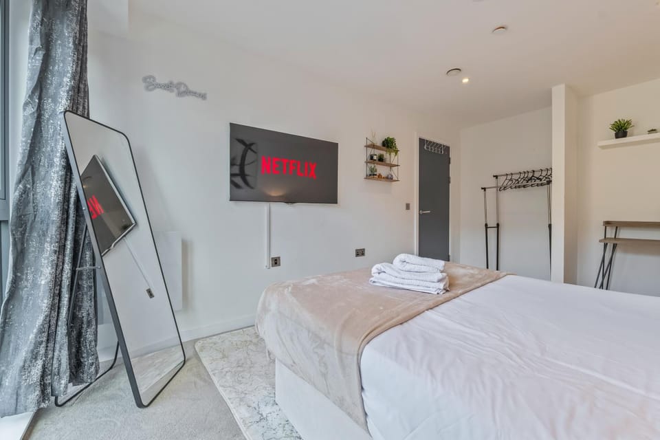 Central Slough Sleeps 6 Near Elizabeth Line, Windsor, Legoland and Heathrow Apartment in Slough