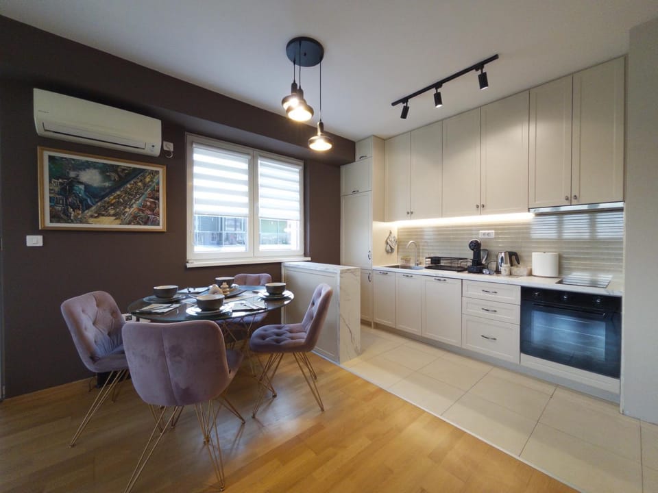 Kitchen or kitchenette, Dining area