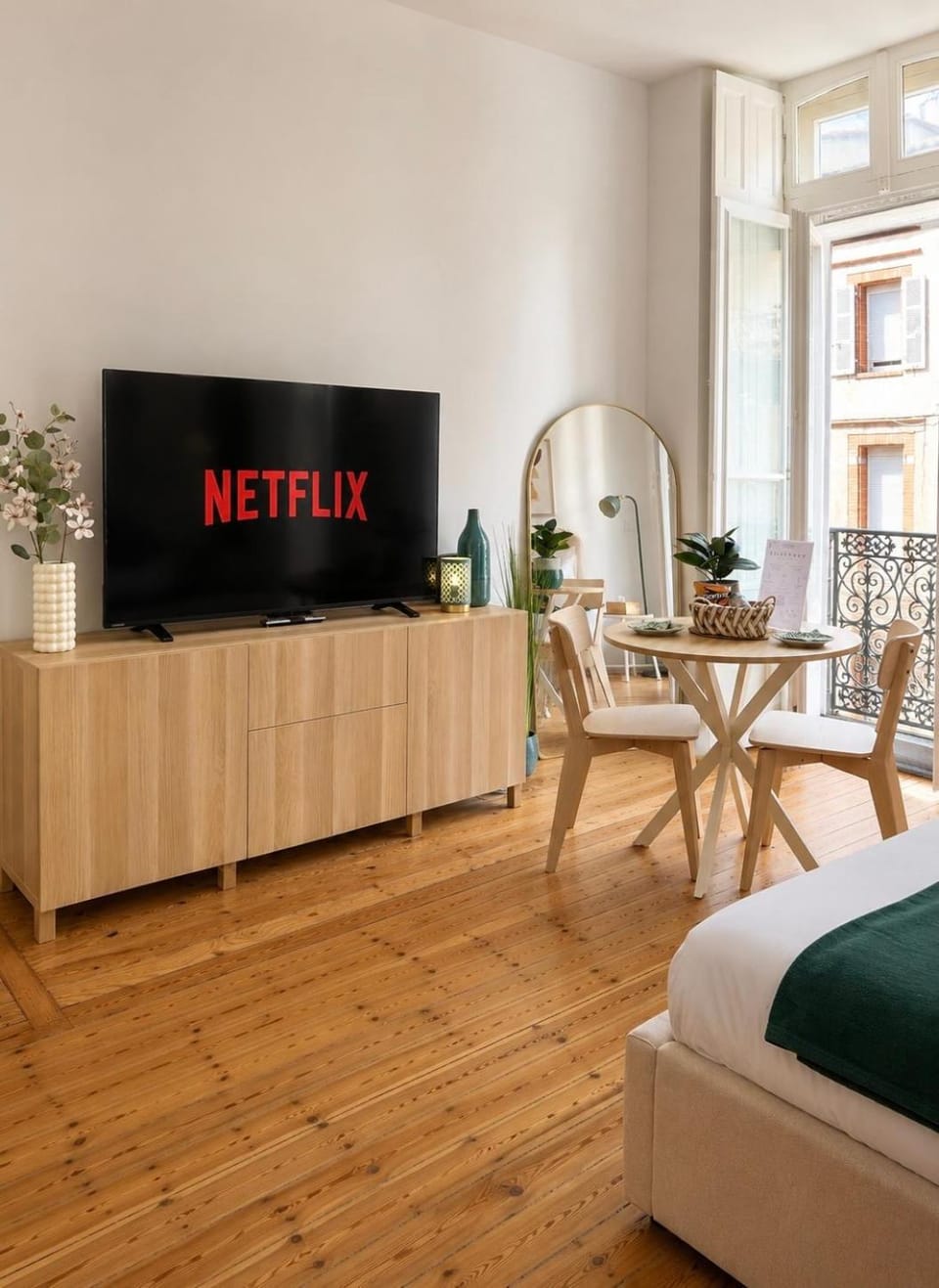 Communal lounge/ TV room, Bed, TV and multimedia, Living room, Photo of the whole room, Seating area, Dining area, Evening entertainment, Bedroom