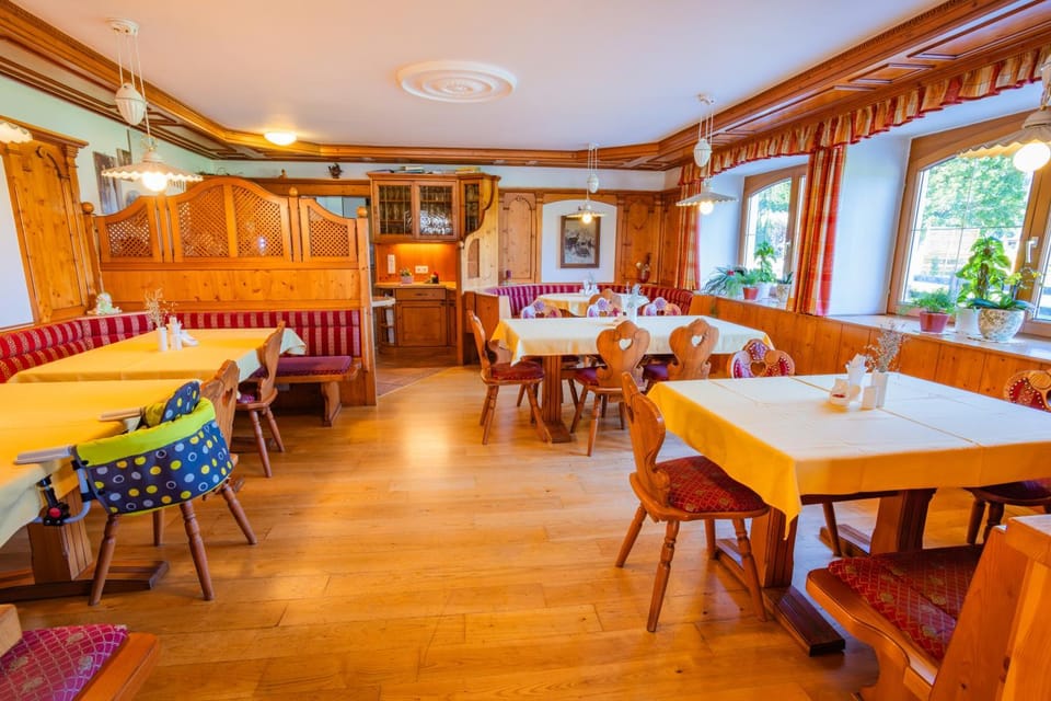 Restaurant/places to eat, Seating area, Dining area