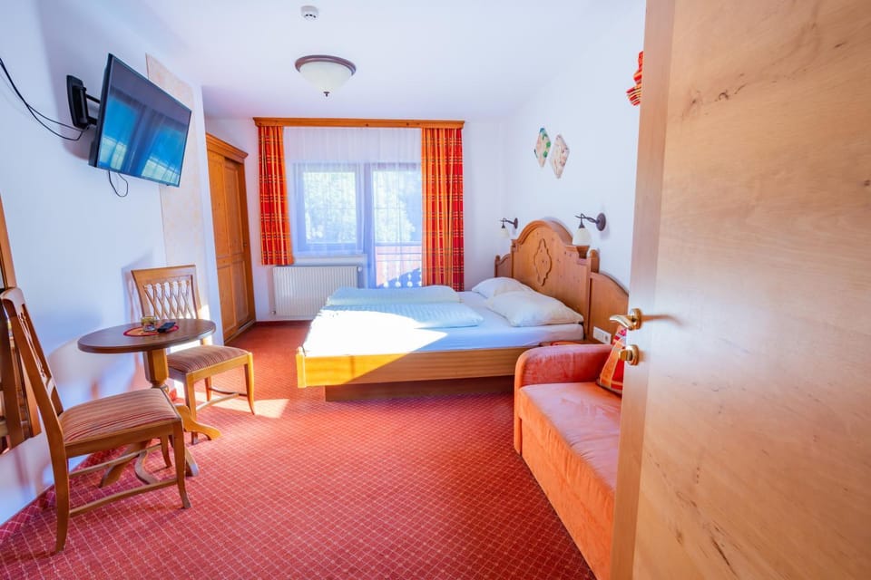 TV and multimedia, Photo of the whole room, Bedroom