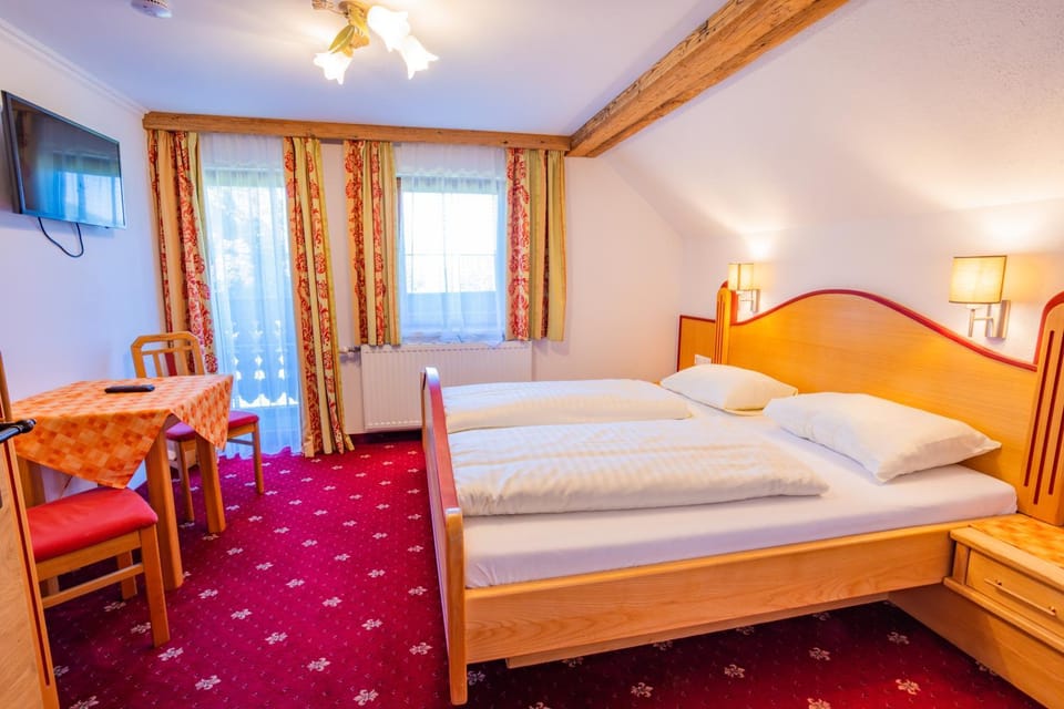 TV and multimedia, Photo of the whole room, Bedroom