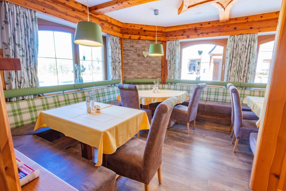 Restaurant/places to eat, Seating area, Dining area, Internal: Not applicable to any particular room