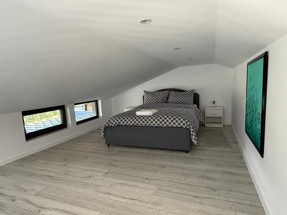 Photo of the whole room, Bedroom