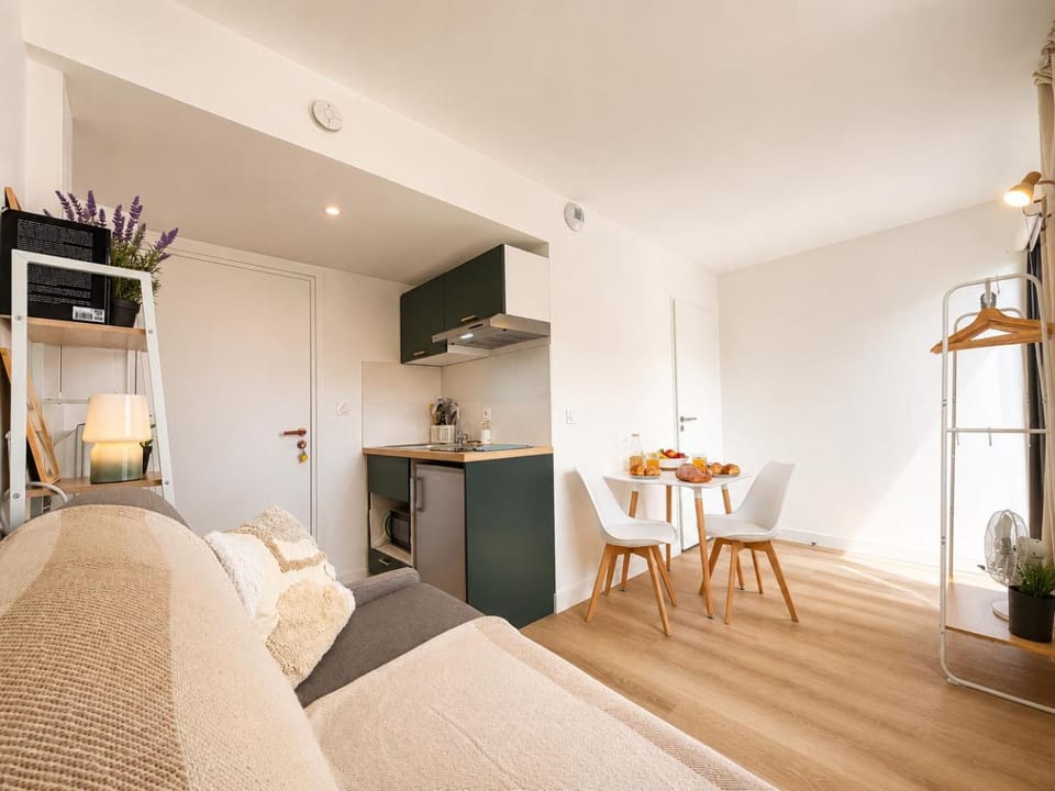 Day, Night, Coffee/tea facilities, Kitchen or kitchenette, Living room, Seating area, Dining area