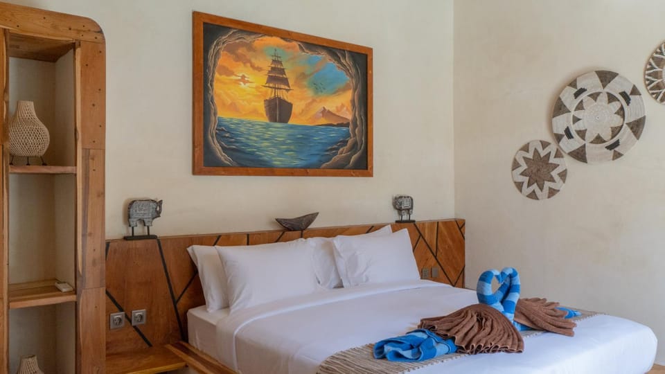 Bed, Photo of the whole room, Decorative detail, Bedroom, towels