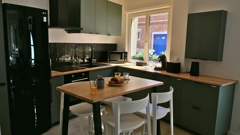 Coffee/tea facilities, Dining area, dishwasher, oven, stove, toaster
