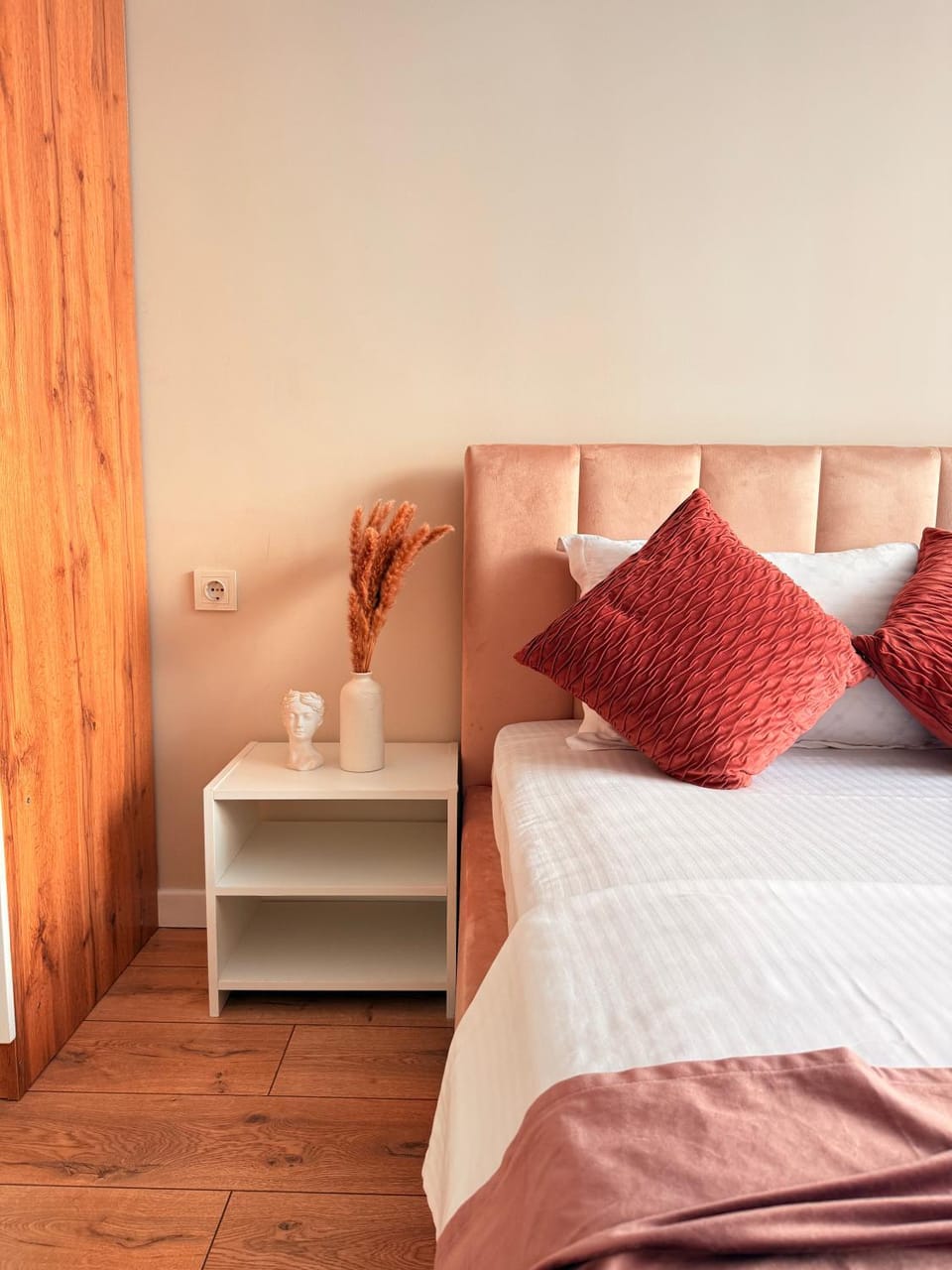 Bed, Living room, Photo of the whole room, Seating area, Bedroom