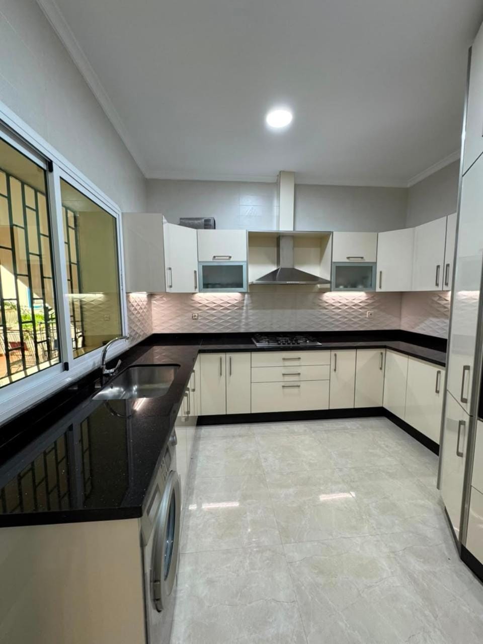 Kitchen or kitchenette, dishwasher, stove