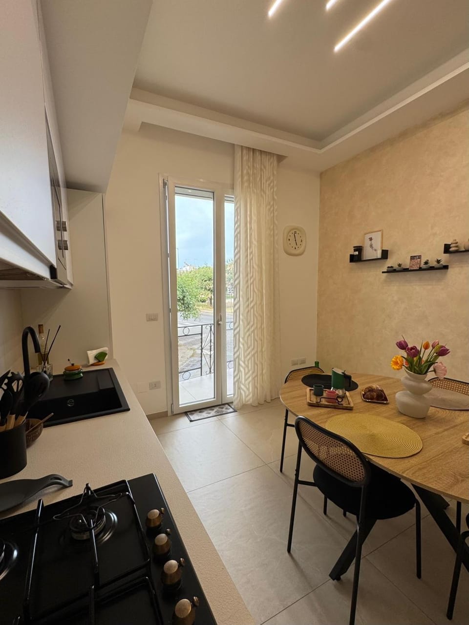 Kitchen or kitchenette, Dining area, stove