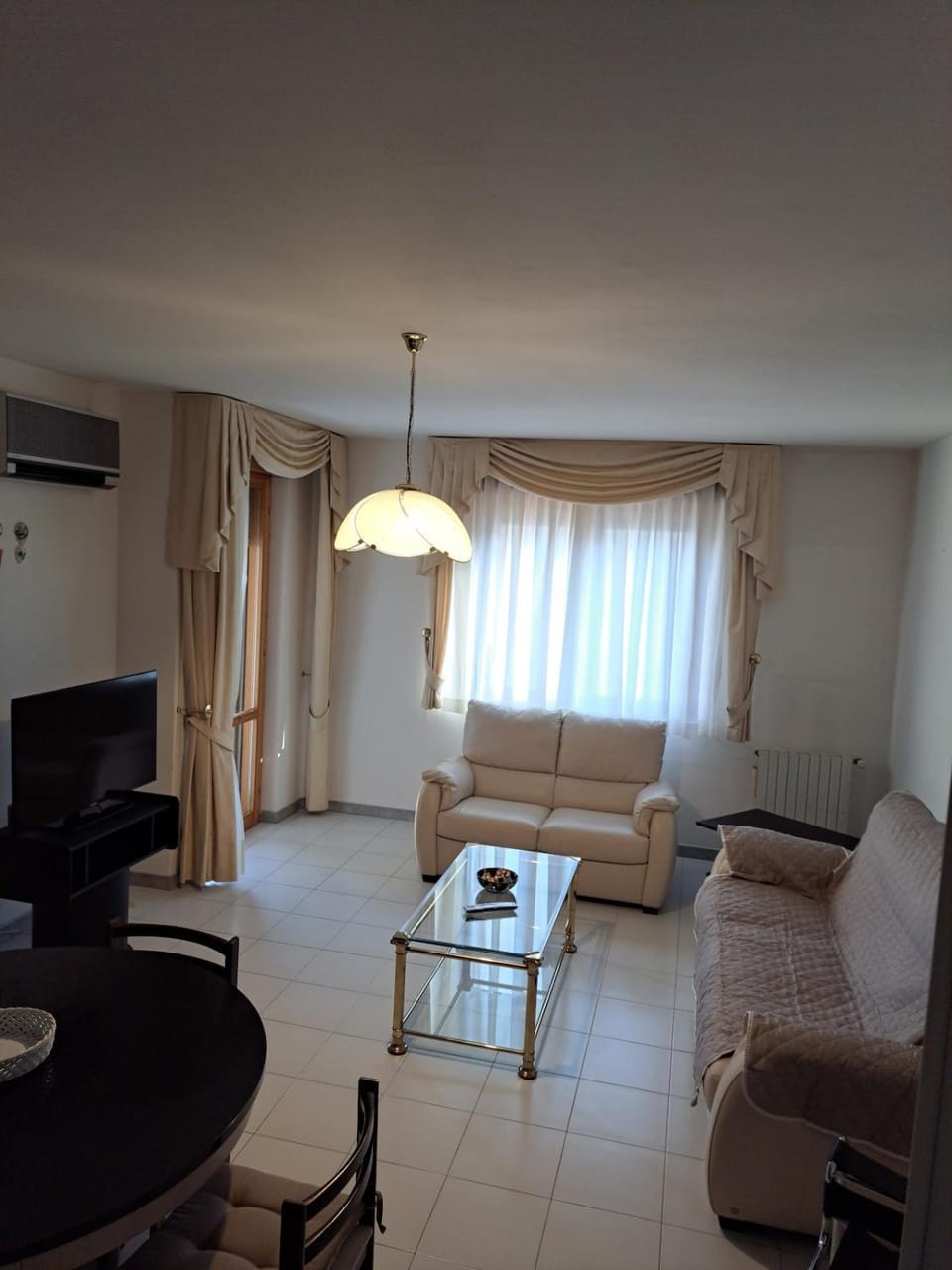 TV and multimedia, Living room, Seating area, air conditioner