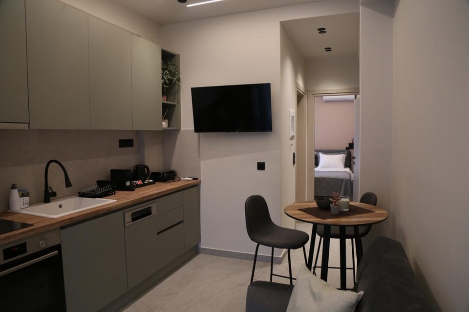 TV and multimedia, Coffee/tea facilities, Kitchen or kitchenette, Dining area, oven, stove