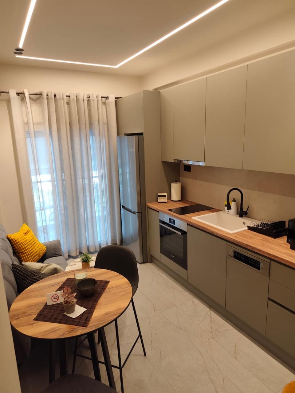 Coffee/tea facilities, Kitchen or kitchenette, Dining area, oven, stove