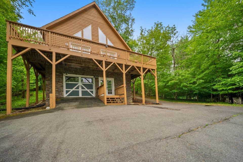 The Mountain Hearth II House in Beech Mountain