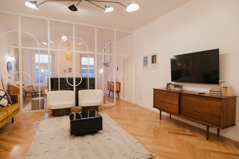 Communal lounge/ TV room, TV and multimedia, Living room, Seating area, Evening entertainment