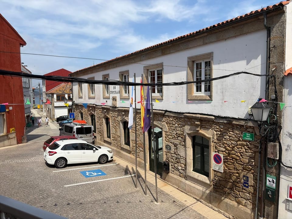 Day, Neighbourhood, Landmark view, Street view, Location, Parking