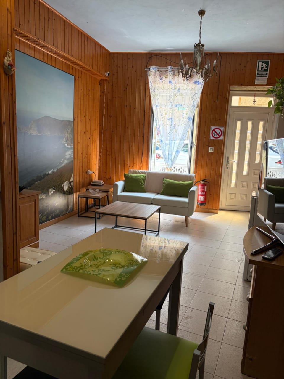 TV and multimedia, Living room, Seating area, Dining area