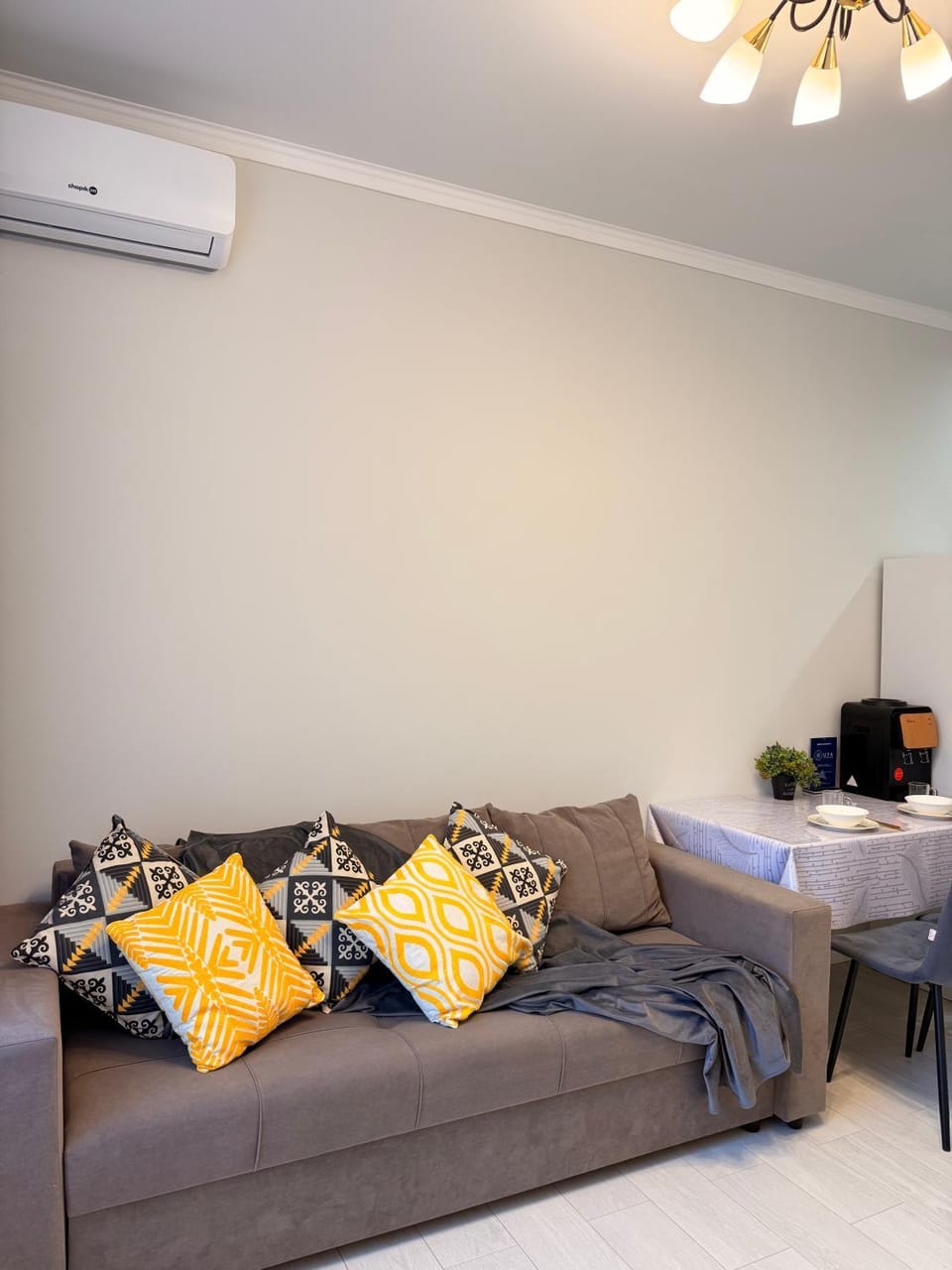TV and multimedia, Living room, Seating area, air conditioner