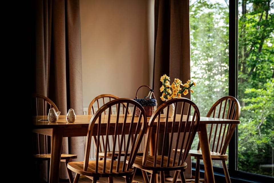 Day, Dining area