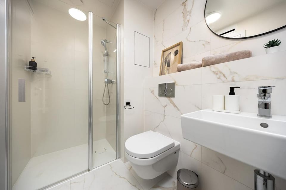 Shower, Toilet, Bathroom, bidet, towels