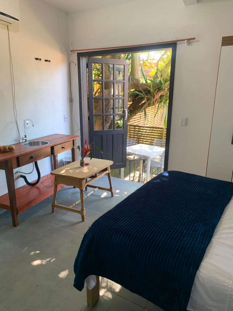 Patio, Bed