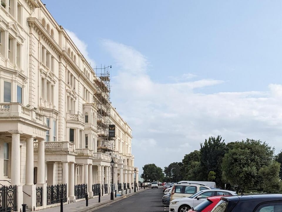 1BR Luxury Hove Flat, Steps from the Seafront Apartment in Hove