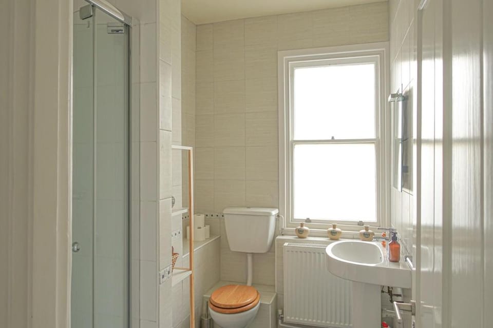 1BR Luxury Hove Flat, Steps from the Seafront Apartment in Hove