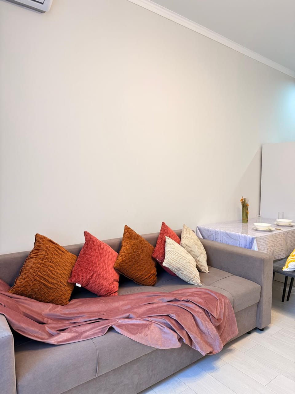 Bed, Living room, Photo of the whole room, Seating area, Bedroom, air conditioner