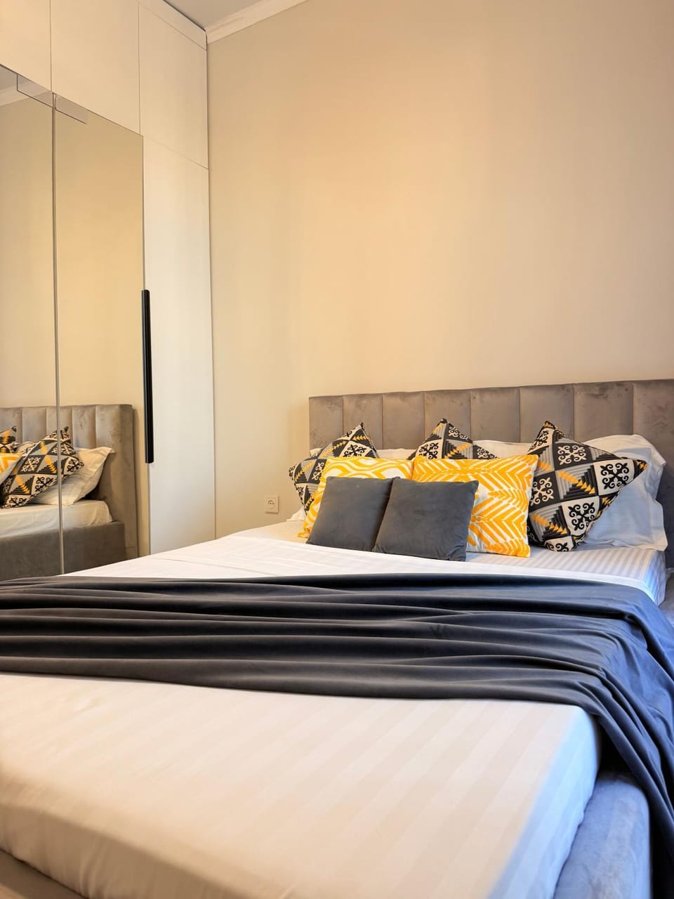 Bed, Living room, Photo of the whole room, Seating area, Bedroom