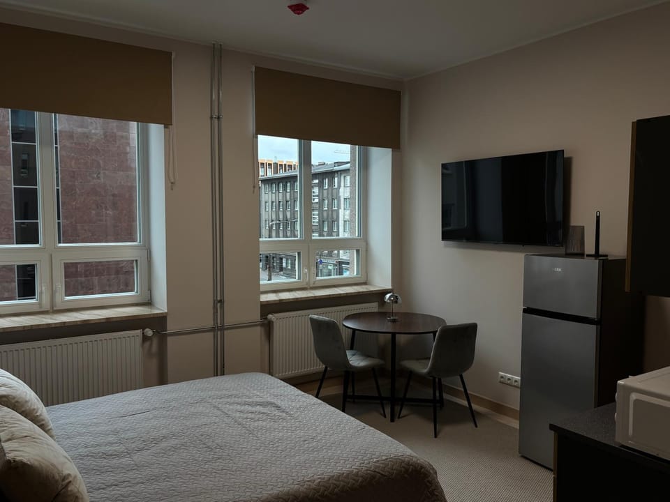 Bed, TV and multimedia, Kitchen or kitchenette, Photo of the whole room, Seating area